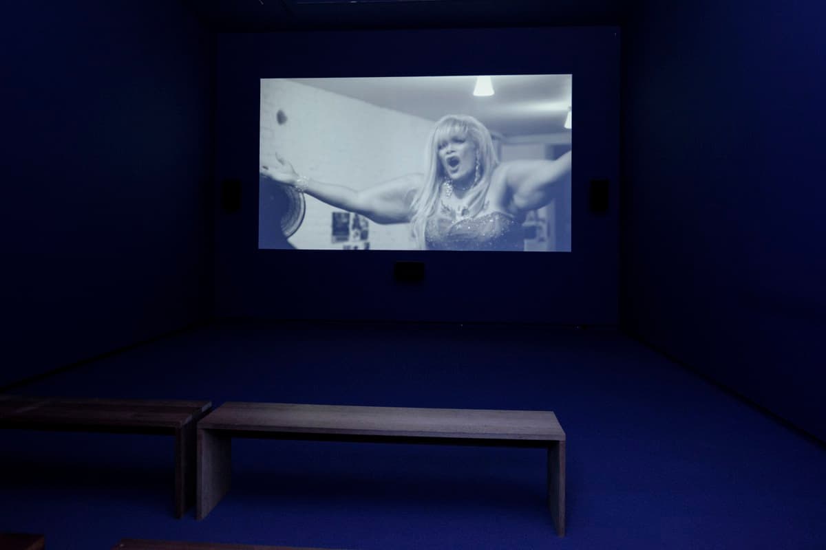 Rory Pilgrim, Sacres Repository nr.1: Violently Speaking, 2014, video-installatie, 14:57 min. Collectie Bonnefanten.
