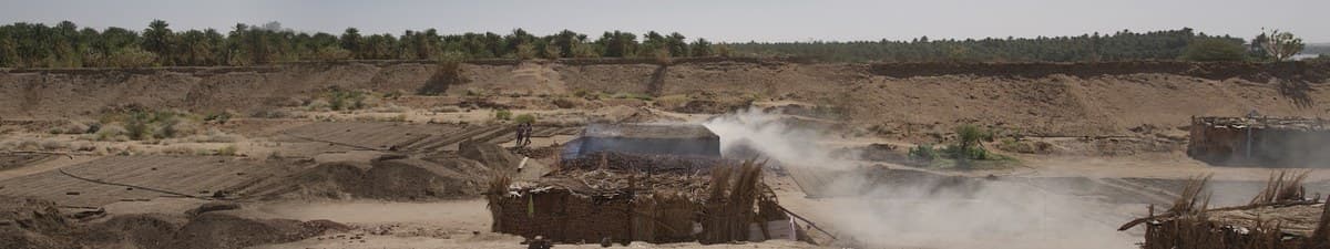 Beelden: Ali Cherri, Of Men and Gods and Mud, 2022, drie-kanaals video-installatie, duur: 20 min. Courtesy de kunstenaar.