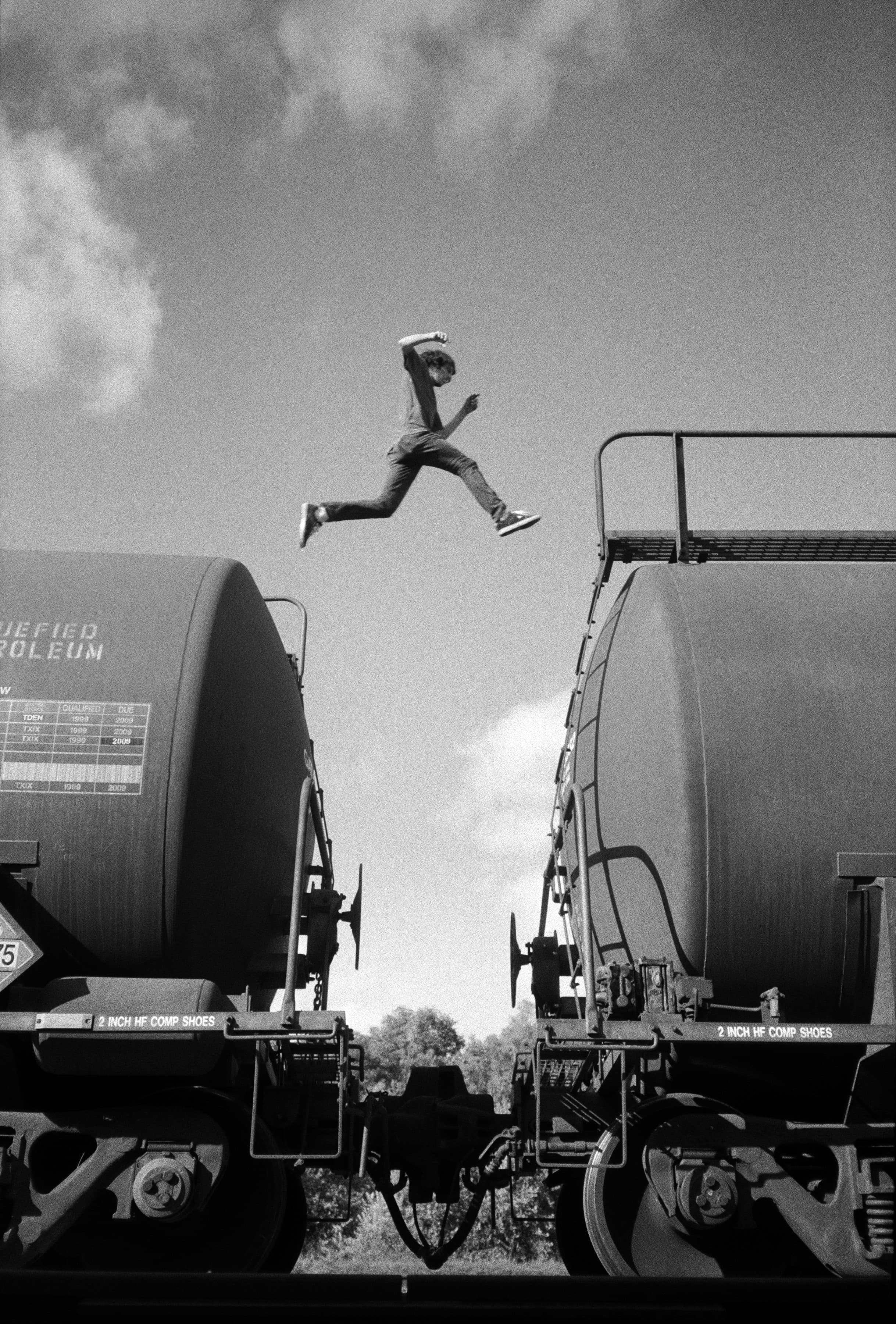 Ed Templeton, Matt Bennett springt tussen treinen, Bethlehem, Palestina, 2005. Courtesy van de kunstenaar.