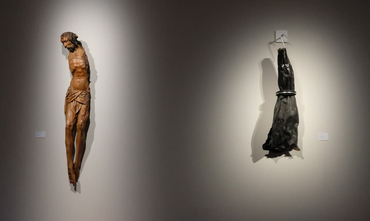 Links: Jan van Steffeswert, Corpus (1505-1510). Collectie Bonnefanten. Rechts: Linnéa Sjöberg, Tibaststigen 6, (2016). Collectie Beijer.