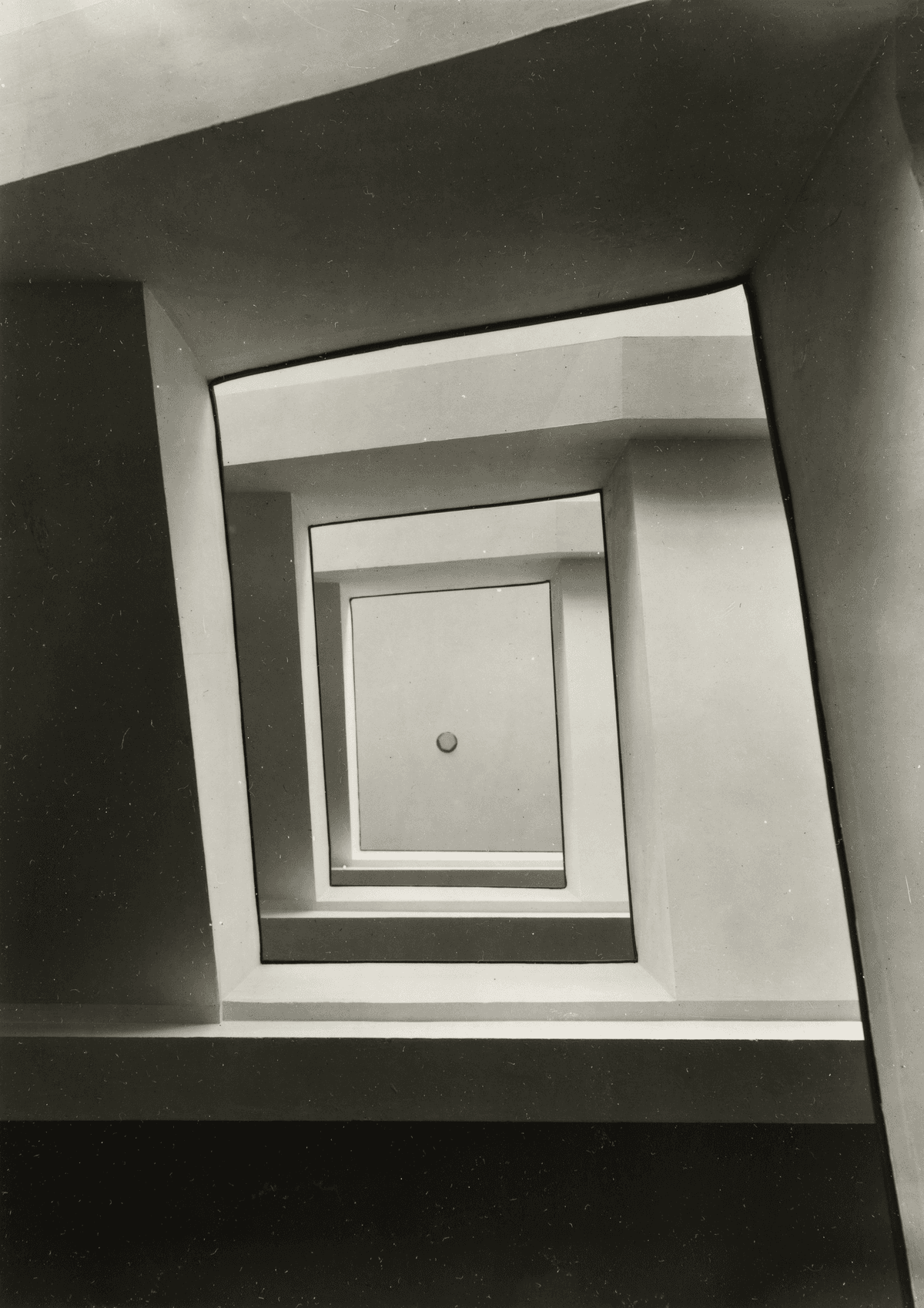 Werner Mantz, Trappenhuis Ursulinen Lyceum (Stairwell of the Ursuline Lyceum), Keulen (D/GER), 1928. Architecten: Noven & Willach. Portfolio: Galerie Schürmann & Kicken, 1977. ©Collectie Bonnefanten.