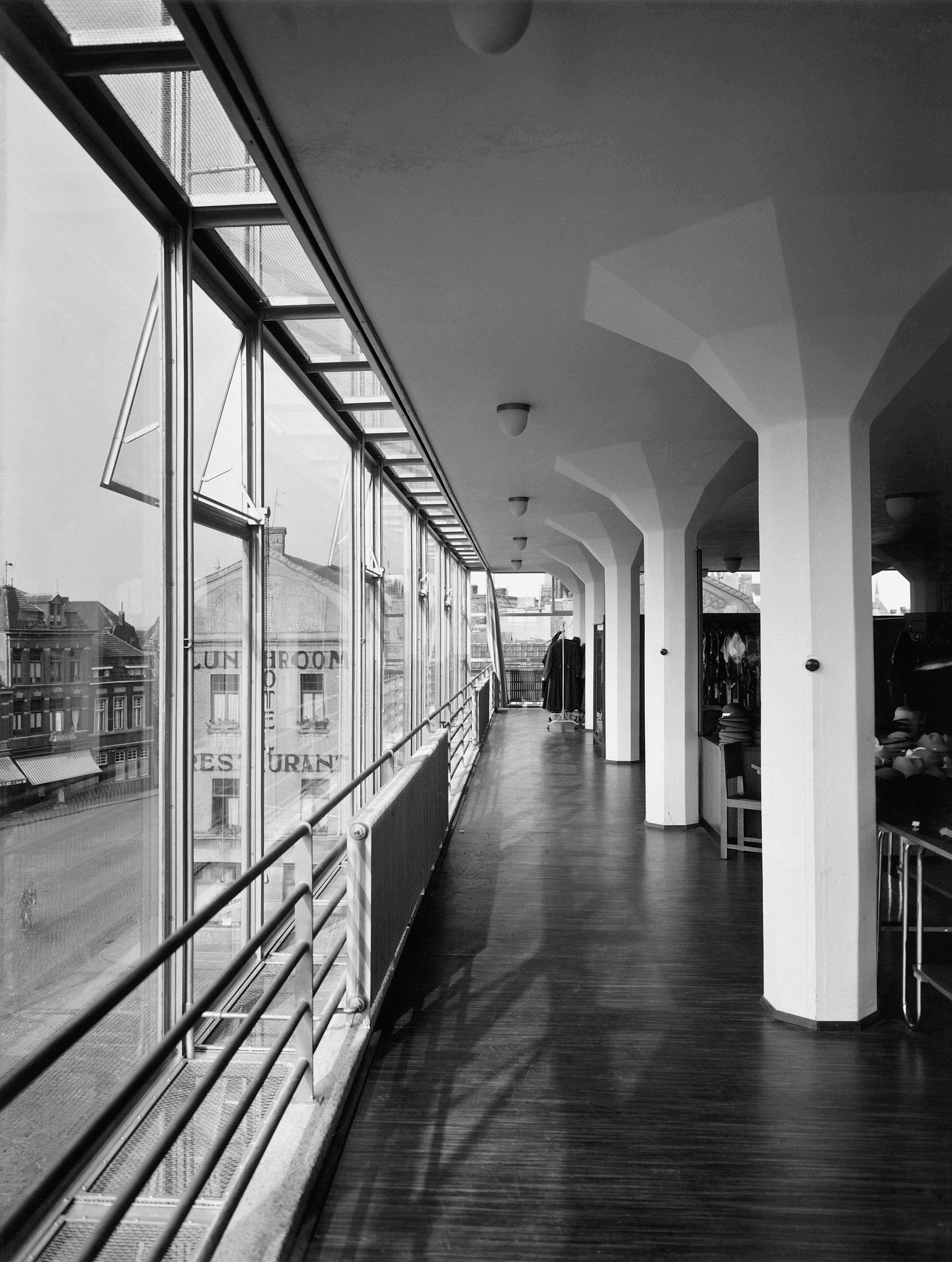 Werner Mantz, 'Glaspaleis' Modehuis Schunck, (‘Glass Palae’, Schunck fashion house and department store), Heerlen (NL), 1936. Architect: Frits Peutz. ©Werner Mantz/Nederlands Fotomuseum.