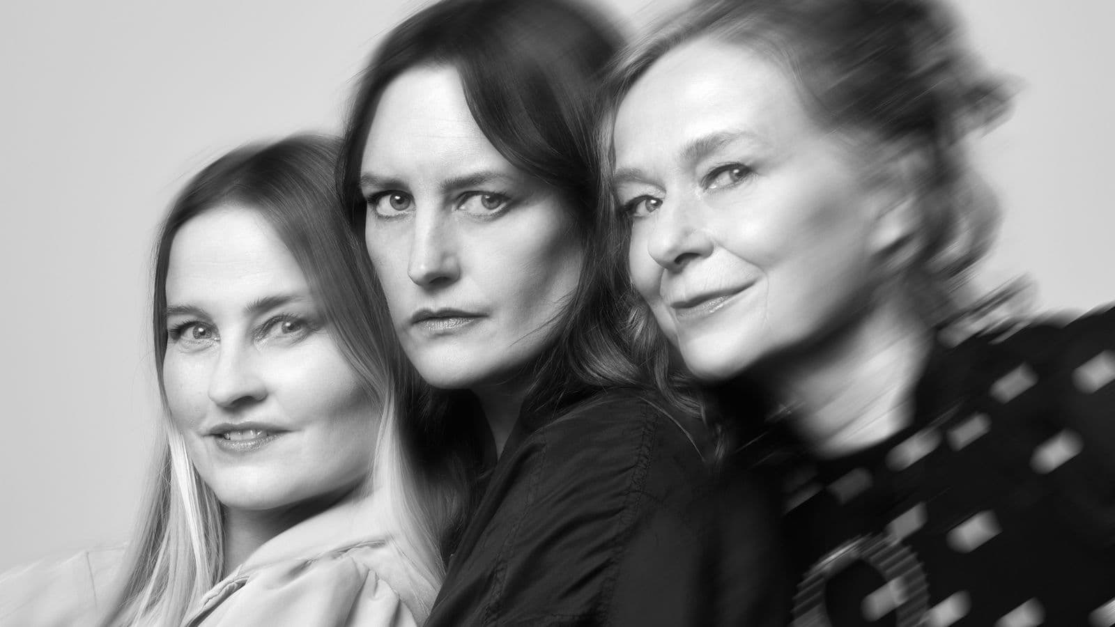 Robin de Puy, Portret Bitches Brew (left to right: Tanja Ritterbex, Keetje Mans and Aline Thomassen), 2025. © Bonnefanten