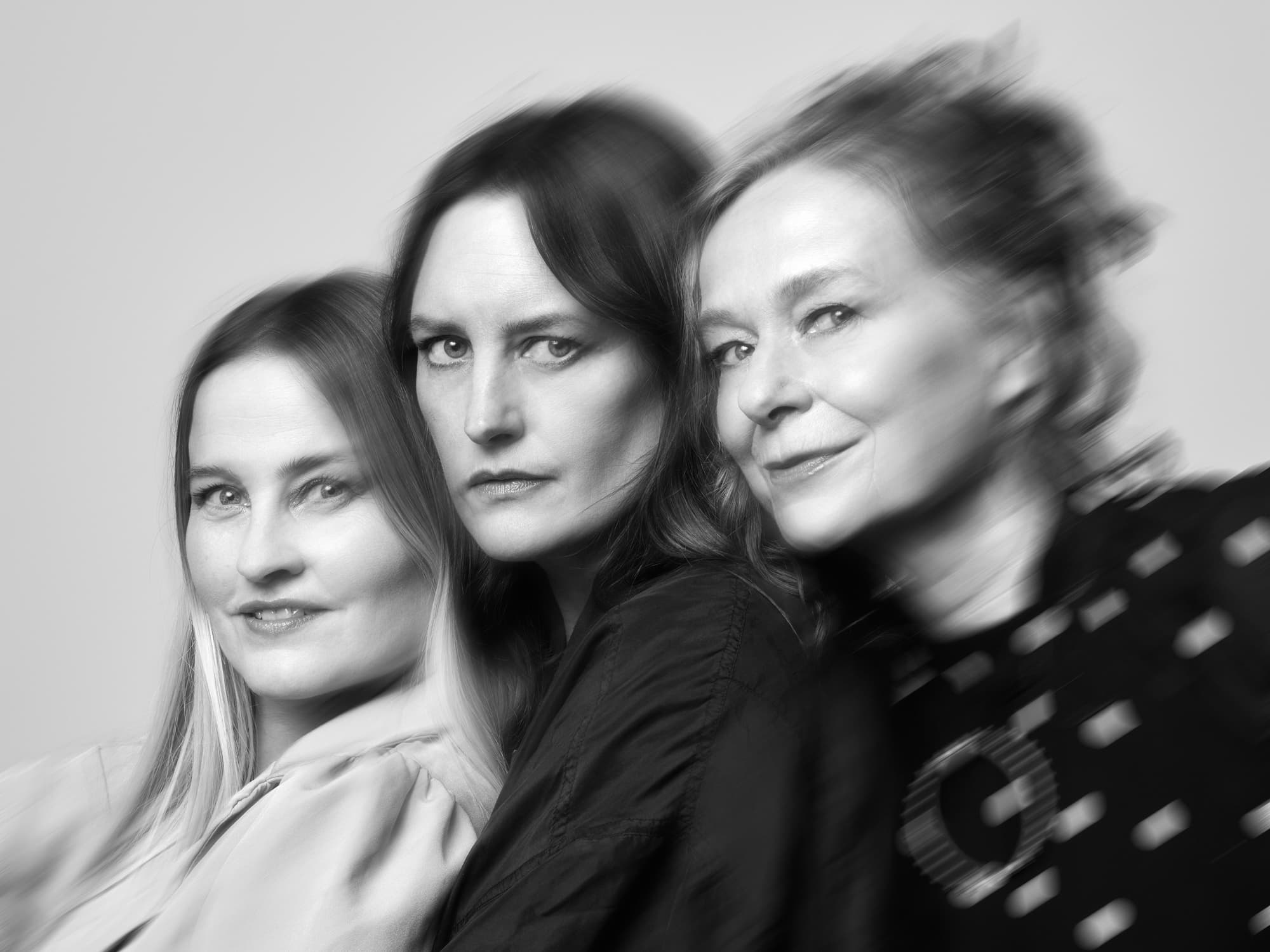 Robin de Puy, Portret Bitches Brew (v.l.n.r. Tanja Ritterbex, Keetje Mans en Aline Thomassen), 2025. © Bonnefanten