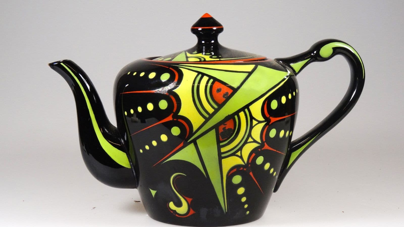 Societé Céramique,Theepot met deksel, ca. 1934, 17 x 24.5 x 14.5 cm. Inventarisnummer: 04961. Collectie Bonnefanten, legaat echtpaar A. Polling-Jongert