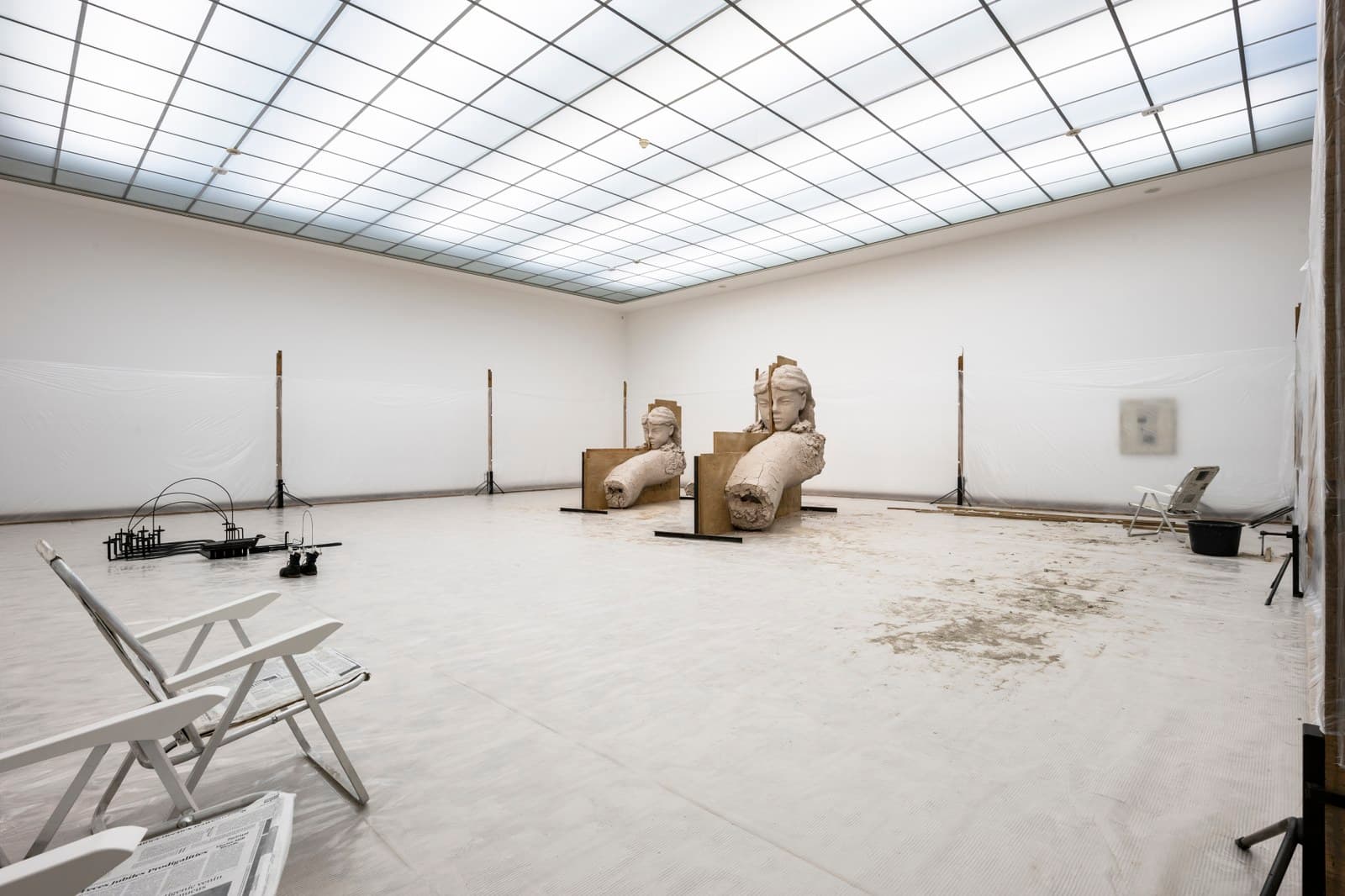 Zaaloverzicht, Mark Manders, Room with Unfired Clay Figures, door Peter Cox